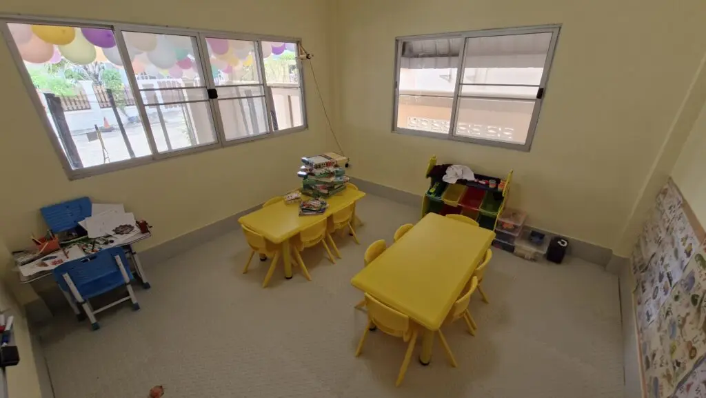 Learning room with tables an chairs